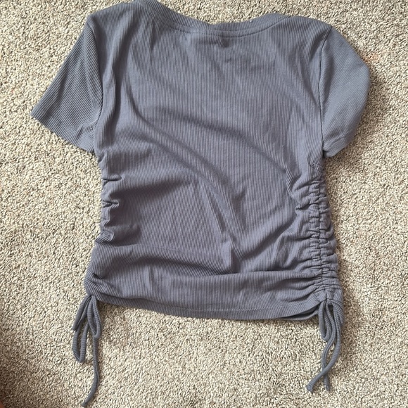 scrunched sides with a tie at the end - Picture 2 of 3